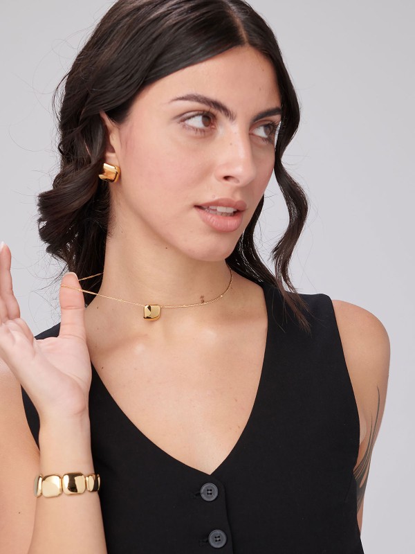 Brosway MUSE ogrlica u boji žutog zlata sa elegantnim kvadratnim priveskom donosi moderan i minimalistički izgled. Napravljena od nerđajućeg čelika, ova ogrlica spaja sofisticiran dizajn i svakodnevnu nosivost – savršen detalj za svaku priliku.