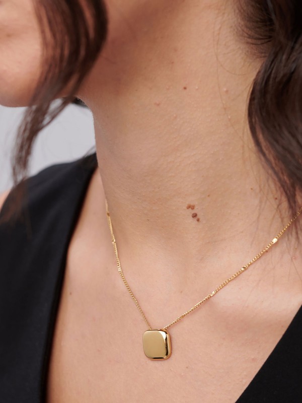 Brosway MUSE ogrlica u boji žutog zlata sa elegantnim kvadratnim priveskom donosi moderan i minimalistički izgled. Napravljena od nerđajućeg čelika, ova ogrlica spaja sofisticiran dizajn i svakodnevnu nosivost – savršen detalj za svaku priliku.