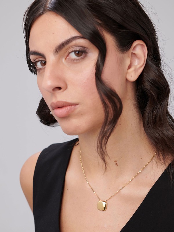 Brosway MUSE ogrlica u boji žutog zlata sa elegantnim kvadratnim priveskom donosi moderan i minimalistički izgled. Napravljena od nerđajućeg čelika, ova ogrlica spaja sofisticiran dizajn i svakodnevnu nosivost – savršen detalj za svaku priliku.