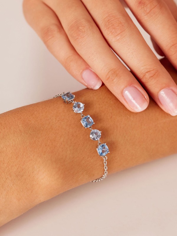 Brosway DREAMING narukvica u boji srebra donosi suptilnu notu luksuza i elegancije. Napravljena od nerđajućeg čelika i ukrašena sa pet plavih cirkona u okruglom i cushion obliku, ova narukvica osvetljava svaki pokret i ističe sofisticirani stil.