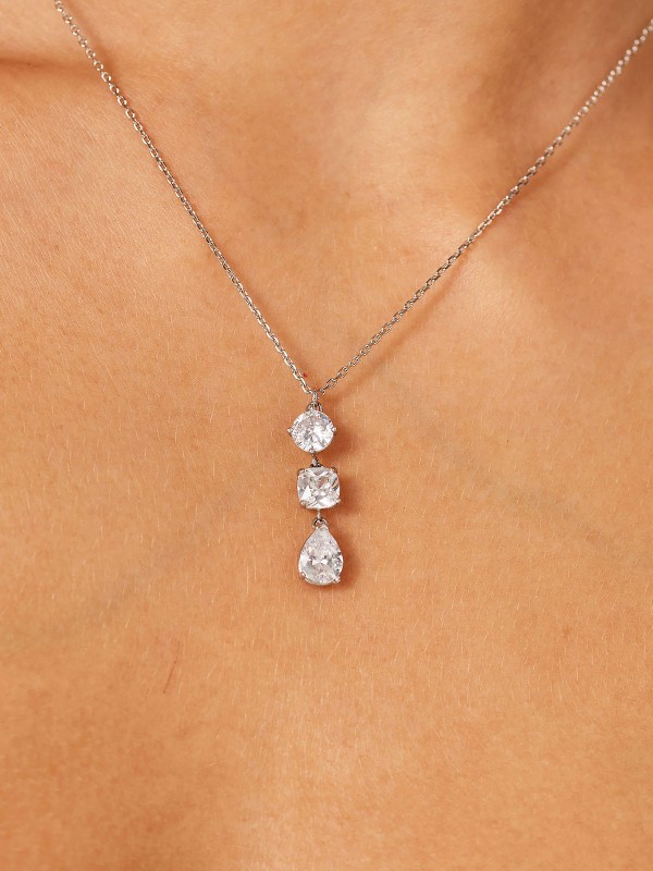 Brosway DREAMING ogrlica u boji srebra donosi savršen spoj romantike i elegancije. Izrađena od nerđajućeg čelika, sa tri viseća bela cirkona u različitim oblicima – okruglom, jastučastom i kapljici – ova ogrlica blista uz svaki pokret i ističe ženstvenost.