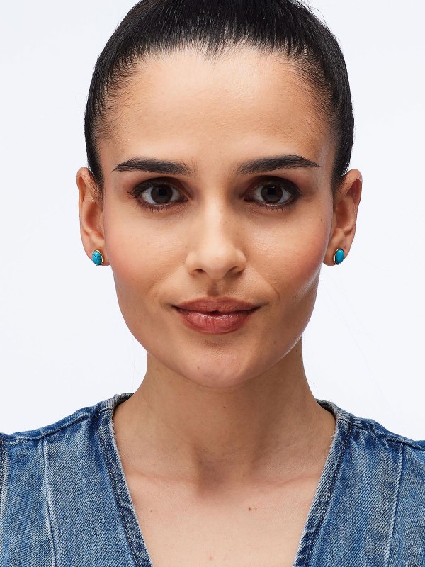 Brosway ESSENTIAL minđuše u boji žutog zlata sa tirkiznim kamenom odišu letnjom svežinom i elegancijom. Ovalni oblik i prepoznatljiva nijansa tirkiza unose dozu luksuza i boje u svaki izgled, savršene za svakodnevno nošenje i posebne prilike.