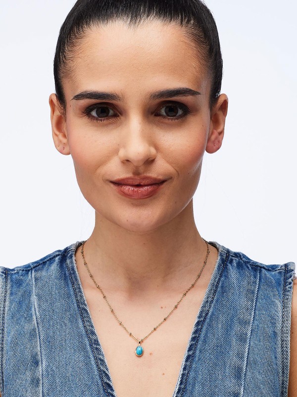 Brosway ESSENTIAL ogrlica u boji žutog zlata sa tirkiznim kamenom donosi savršen balans elegancije i pozitivne energije. Izrađena od nerđajućeg čelika sa ovalnim priveskom od tirkiza, ova ogrlica unosi vedrinu i prefinjenost u svaki stil.