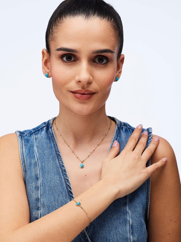 Brosway ESSENTIAL ogrlica u boji žutog zlata sa tirkiznim kamenom donosi savršen balans elegancije i pozitivne energije. Izrađena od nerđajućeg čelika sa ovalnim priveskom od tirkiza, ova ogrlica unosi vedrinu i prefinjenost u svaki stil.