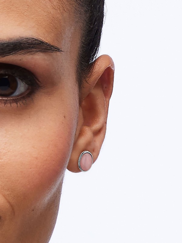 Brosway ESSENTIAL minđuše u boji srebra sa prirodnim rozenkvarcom odišu elegancijom i nežnošću. Ovalni oblik i prepoznatljiv sjaj ovog kamena čine ih savršenim izborom za svaku priliku, simbolizujući ljubav, mir i unutrašnju harmoniju.