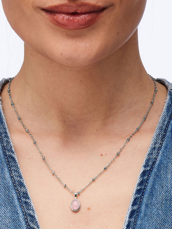 Brosway ESSENTIAL ogrlica sa rozenkvarcom odiše nežnošću i ženskom energijom. Izrađena od nerđajućeg čelika u boji srebra, sa priveskom od prirodnog rozenkvarca ovalnog oblika, ova ogrlica simbolizuje ljubav, harmoniju i unutrašnji mir — idealna za svakodnevno nošenje.