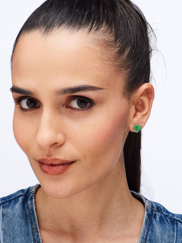 Brosway ESSENTIAL minđuše u boji srebra sa zelenim žadom u obliku srca donose spoj prirodne energije i elegantnog dizajna. Izrađene od nerđajućeg čelika, ove minđuše odišu svežinom, harmonijom i luksuznom jednostavnošću — savršen izbor za svaki dan.