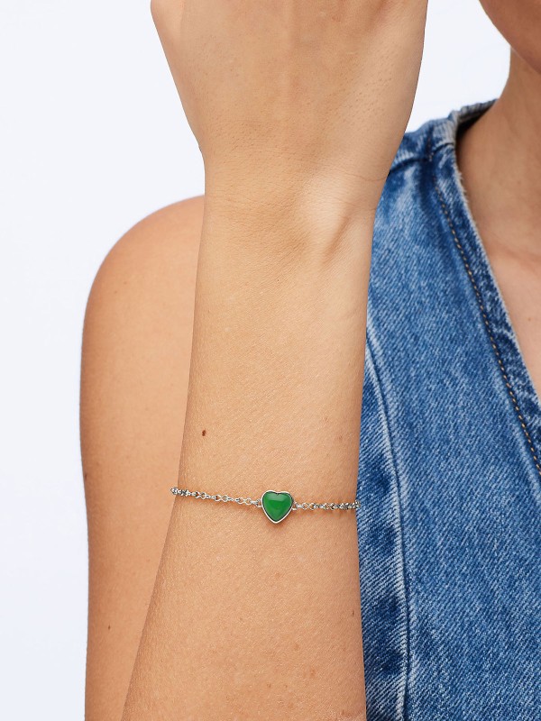 Brosway ESSENTIAL narukvica sa zelenim žadom simbolizuje ravnotežu, sklad i unutrašnji mir. Izrađena od nerđajućeg čelika u boji srebra, sa prelepim priveskom u obliku srca od zelenog žada, ova narukvica donosi prirodnu eleganciju i suptilan luksuz u svaki dan.