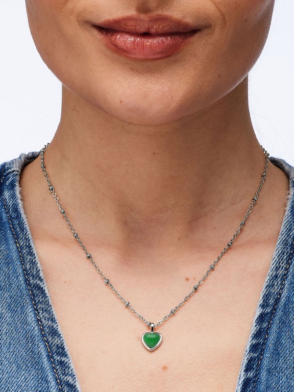 Brosway ESSENTIAL ogrlica sa zelenim žadom odiše prirodnom elegancijom i simbolikom ravnoteže. Izrađena od nerđajućeg čelika u boji srebra, sa priveskom u obliku srca od zelenog žada, ova ogrlica unosi mir, sreću i sofisticiran šarm u svaki stil.