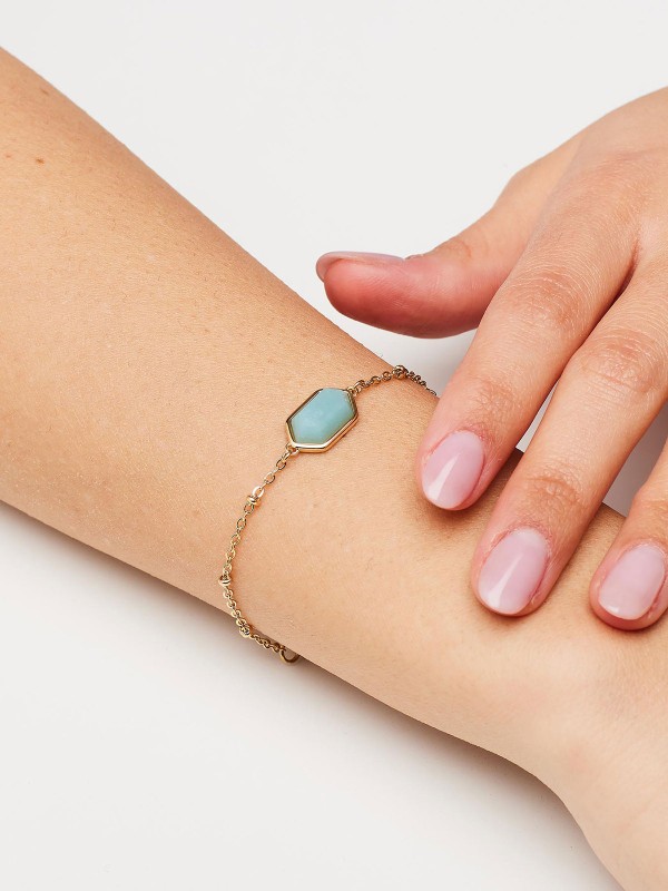 Brosway ESSENTIAL narukvica sa amazonit kamenom spaja prirodnu tirkiznu nijansu i toplinu žutog zlata. Izrađena od nerđajućeg čelika, sa amazonit priveskom u obliku heksagona, ova narukvica unosi osećaj smirenosti i luksuzne jednostavnosti u svaku odevnu kombinaciju.