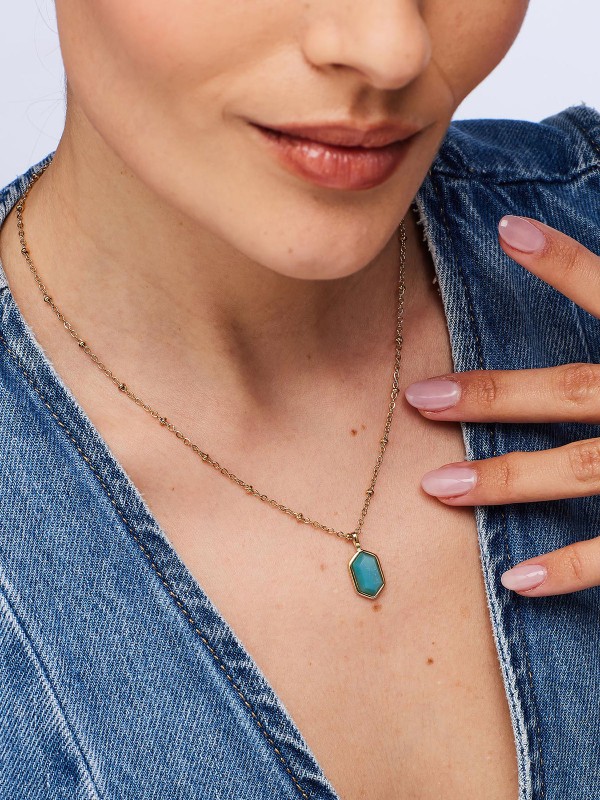 Brosway ESSENTIAL ogrlica sa amazonit kamenom unosi harmoniju i prirodnu lepotu u svaki stil. Izrađena od nerđajućeg čelika u boji žutog zlata, sa tirkiznim amazonit priveskom u obliku heksagona, ova ogrlica simbolizuje mir, ravnotežu i autentičan šarm svakodnevne elegancije.