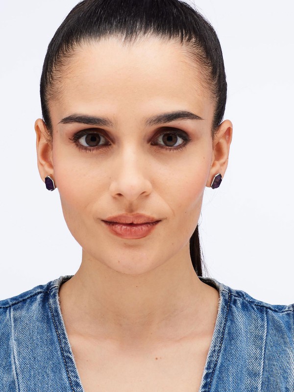 Brosway ESSENTIAL minđuše sa ametistom donose savršen spoj elegancije i simbolike. Napravljene od nerđajućeg čelika u boji srebra, sa heksagonalnim kamenjem ljubičastog ametista, ove minđuše odišu smirenošću i profinjenošću – idealan dodatak za svaki dan i posebne trenutke.