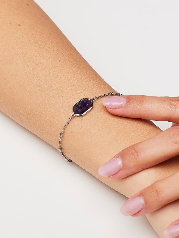 Brosway ESSENTIAL narukvica sa ametistom spaja minimalistički dizajn i simboliku duhovne ravnoteže. Izrađena od nerđajućeg čelika u boji srebra, sa priveskom od prirodnog ametista u obliku heksagona, ova narukvica donosi notu elegancije i smirenosti svakoj kombinaciji.
