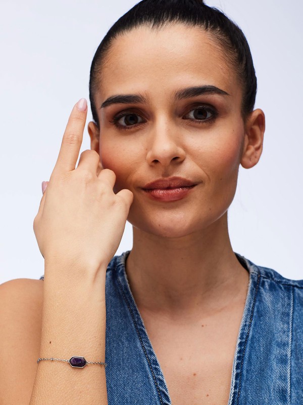 Brosway ESSENTIAL narukvica sa ametistom spaja minimalistički dizajn i simboliku duhovne ravnoteže. Izrađena od nerđajućeg čelika u boji srebra, sa priveskom od prirodnog ametista u obliku heksagona, ova narukvica donosi notu elegancije i smirenosti svakoj kombinaciji.