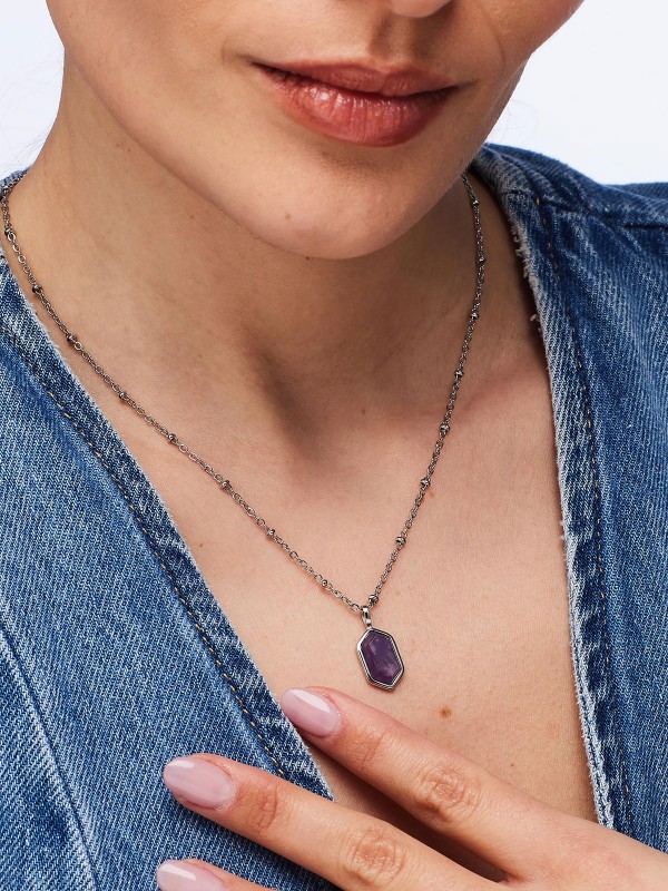 Brosway ESSENTIAL ogrlica sa ametistom odiše elegancijom i duhovnim mirom. Napravljena od nerđajućeg čelika u boji srebra, sa priveskom od prirodnog ametista u obliku heksagona, ova ogrlica simbolizuje ravnotežu i unutrašnju snagu – idealna za svakodnevno nošenje i posebne prilike.