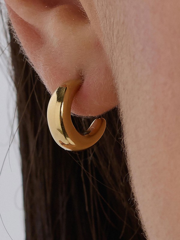 Brosway ESSENTIAL male alke u boji žutog zlata donose bezvremenski sjaj i eleganciju. Izrađene od nerđajućeg čelika, predstavljaju savršen dodatak svakoj kombinaciji – diskretne, ali upečatljive, idealne za svakodnevno nošenje i isticanje profinjenog stila.