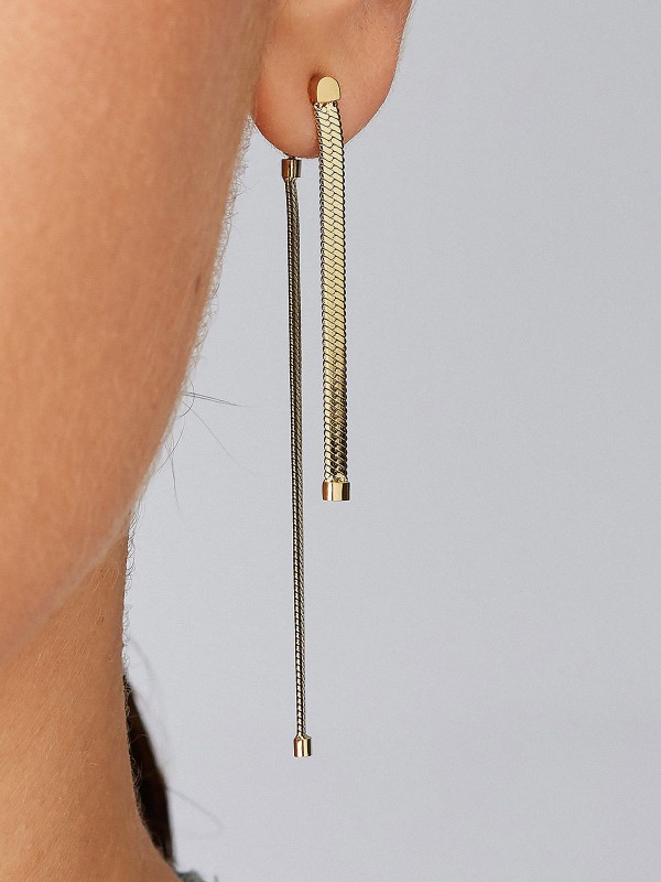 Brosway ESSENTIAL viseće minđuše u boji žutog zlata predstavljaju spoj elegancije i savremenog dizajna. Napravljene od nerđajućeg čelika, odišu toplinom i sofisticiranošću, savršene su za svaku priliku – od dnevnih kombinacija do večernjih izlazaka, dodajući notu luksuza svakom stilu.