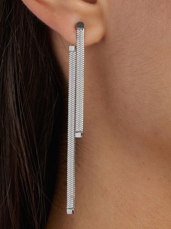 Brosway ESSENTIAL viseće minđuše u boji srebra odišu minimalističkom elegancijom i prefinjenim stilom. Izrađene od nerđajućeg čelika, ove moderne minđuše idealne su za svaku priliku – od poslovnih sastanaka do večernjih izlazaka, pružajući savršen spoj jednostavnosti i luksuza.