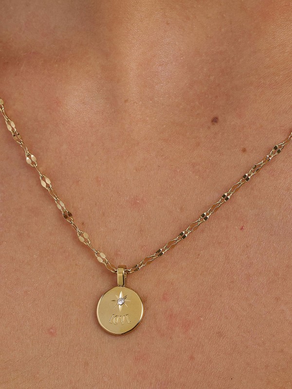 Brosway ESSENTIAL ogrlica u boji žutog zlata donosi savršenu ravnotežu elegancije i romantike. Izrađena od nerđajućeg čelika, sa okruglim priveskom ukrašenim cirkonom i natpisom “LOVE”, predstavlja simbol sofisticiranosti i emotivne topline. Savršena za poklon ili svakodnevno nošenje.