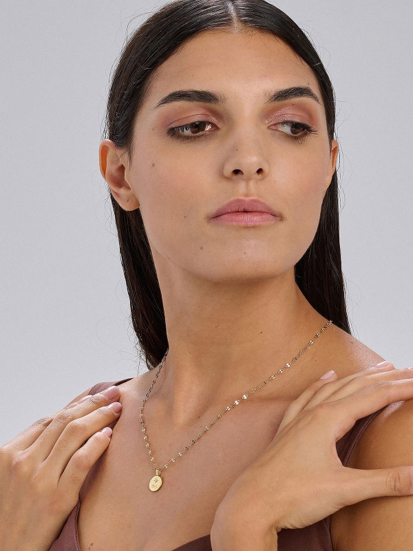 Brosway ESSENTIAL ogrlica u boji žutog zlata donosi savršenu ravnotežu elegancije i romantike. Izrađena od nerđajućeg čelika, sa okruglim priveskom ukrašenim cirkonom i natpisom “LOVE”, predstavlja simbol sofisticiranosti i emotivne topline. Savršena za poklon ili svakodnevno nošenje.