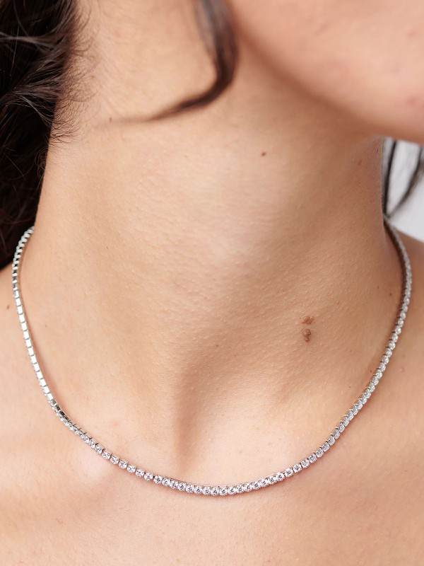 Brosway DESIDERI tenis ogrlica u boji srebra odiše bezvremenskom elegancijom. Izrađena od nerđajućeg čelika i ukrašena blistavim belim cirkonima, ova ogrlica savršeno kombinuje sofisticiranost i luksuz za svaku priliku.