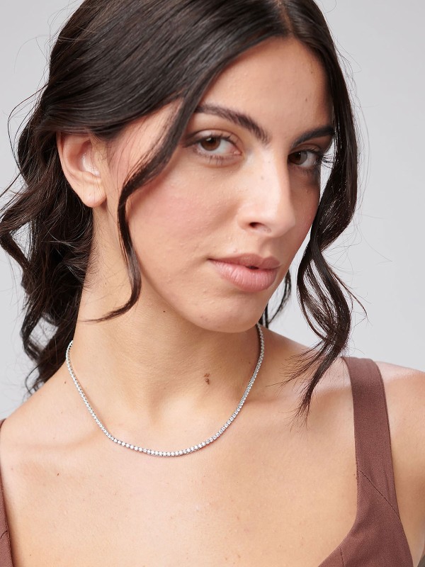 Brosway DESIDERI tenis ogrlica u boji srebra odiše bezvremenskom elegancijom. Izrađena od nerđajućeg čelika i ukrašena blistavim belim cirkonima, ova ogrlica savršeno kombinuje sofisticiranost i luksuz za svaku priliku.