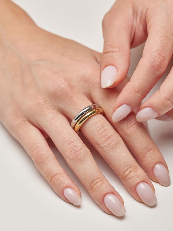 Elegantni Brosway AURA prsten u dve boje – srebrnoj i žutoj zlatnoj – izrađen je od nerđajućeg čelika i simbolizuje harmoniju i stil. Dupli dizajn savršeno se uklapa uz moderne i klasične modne kombinacije.