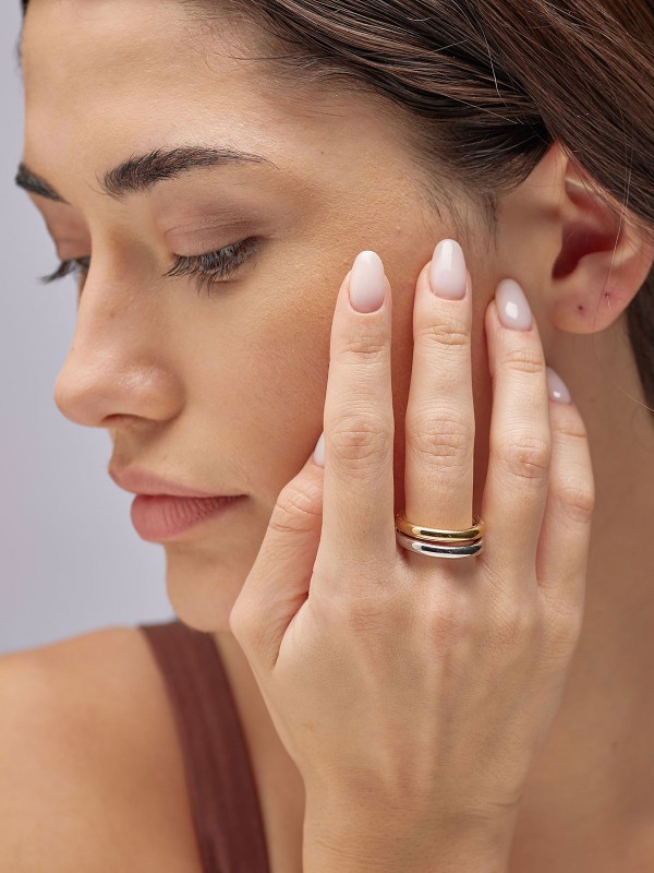 Brosway AURA prsten u kombinaciji srebrne i žute zlatne boje donosi savršenu ravnotežu između luksuza i minimalizma. Dupli prsten od nerđajućeg čelika ističe sofisticiranost i eleganciju, idealan za svakodnevno nošenje.