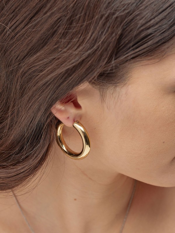 Brosway AURA minđuše alke u boji žutog zlata odišu klasičnom elegancijom i modernim šarmom. Izrađene od nerđajućeg čelika, predstavljaju savršen dodatak za svaku priliku – od svakodnevnog stila do večernjih kombinacija.