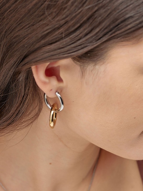 Brosway AURA minđuše kombinuju dve nijanse luksuza – srebrnu i žutu zlatnu. Elegantne alke od nerđajućeg čelika sa modernim visećim dizajnom pružaju savršen balans između jednostavnosti i sofisticiranosti, idealne za svakodnevni i večernji stil.