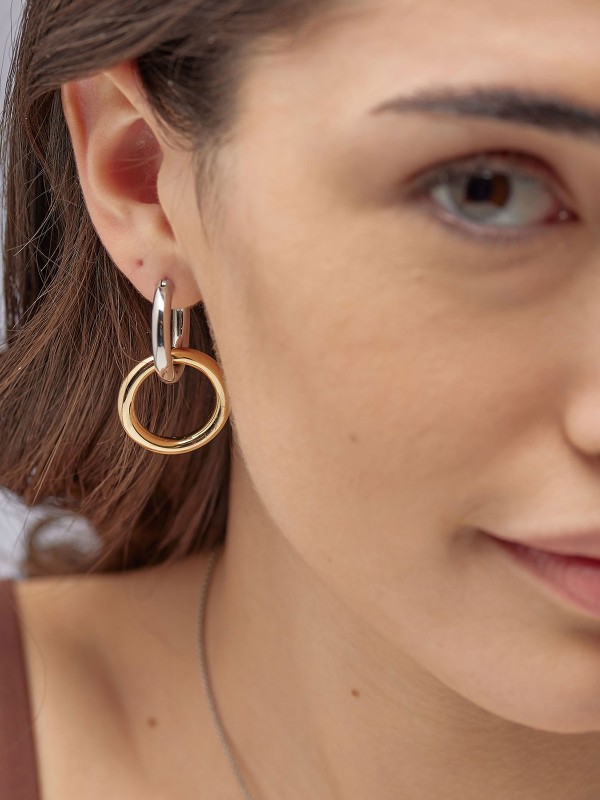 Brosway AURA minđuše kombinuju dve nijanse luksuza – srebrnu i žutu zlatnu. Elegantne alke od nerđajućeg čelika sa modernim visećim dizajnom pružaju savršen balans između jednostavnosti i sofisticiranosti, idealne za svakodnevni i večernji stil.