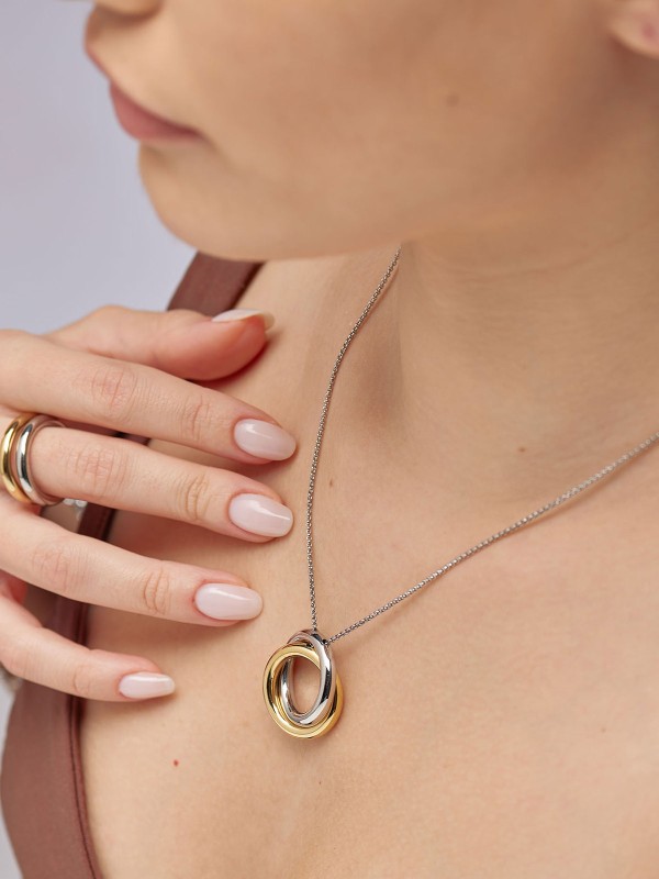 Brosway AURA ogrlica donosi prefinjen spoj elegancije i simbolike kroz dizajn dva ukrštena kruga u bojama srebra i žutog zlata. Napravljena od nerđajućeg čelika, savršena je za svaku priliku i svakodnevno nošenje.