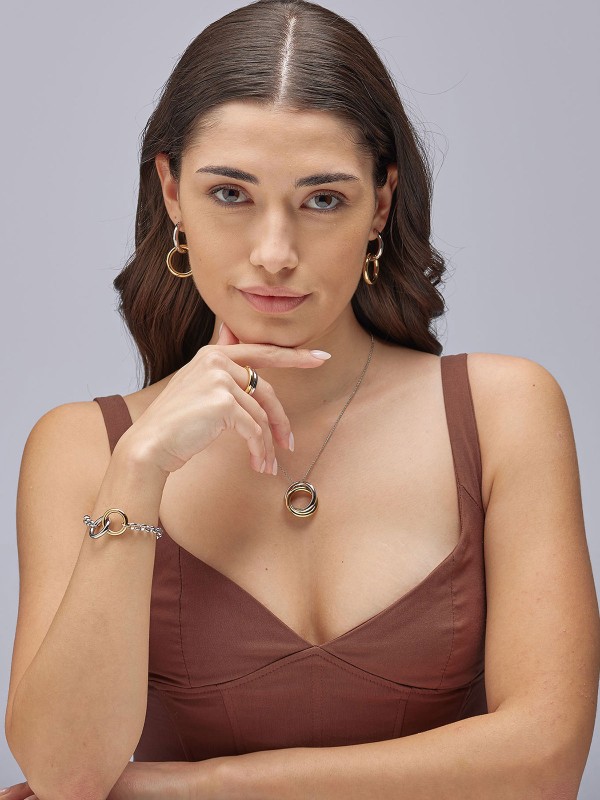 Brosway AURA ogrlica donosi prefinjen spoj elegancije i simbolike kroz dizajn dva ukrštena kruga u bojama srebra i žutog zlata. Napravljena od nerđajućeg čelika, savršena je za svaku priliku i svakodnevno nošenje.