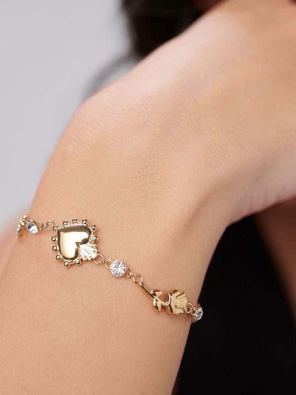 Brosway CHAKRA narukvica u boji žutog zlata donosi spoj simbola ljubavi, lepote i večnosti – srce, ruža i znak beskonačnosti. Uz blistavi cirkon i toplu zlatnu nijansu, ova narukvica odiše romantičnom elegancijom i ženstvenošću.