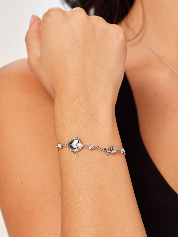 Brosway CHAKRA narukvica u boji srebra spaja simboliku ljubavi, lepote i večnosti kroz motive srca, ruže i znaka beskonačnosti. Ukrašena cirkonom, izrađena od nerđajućeg čelika, odiše elegancijom i suptilnim značenjem.