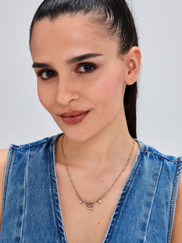 Brosway CHAKRA ogrlica u boji žutog zlata sa priveskom leptira i dva cirkona simbolizuje slobodu, svetlost i ženstvenu gracioznost. Izrađena od nerđajućeg čelika, savršen je izbor za elegantan i svakodnevno sofisticiran izgled.