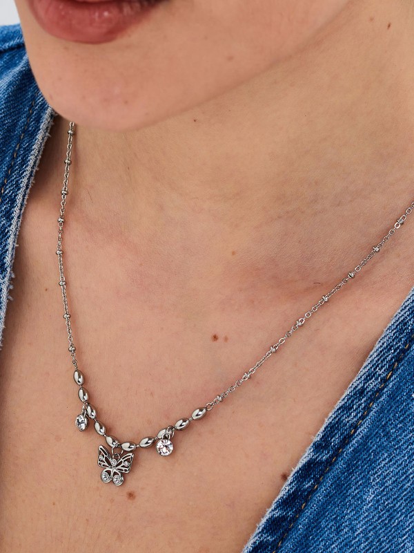Brosway CHAKRA ogrlica u boji srebra sa priveskom leptira i dva providna cirkona odiše gracioznošću i lakoćom. Izrađena od nerđajućeg čelika, predstavlja savršen spoj ženstvenosti, elegancije i svakodnevnog luksuza.