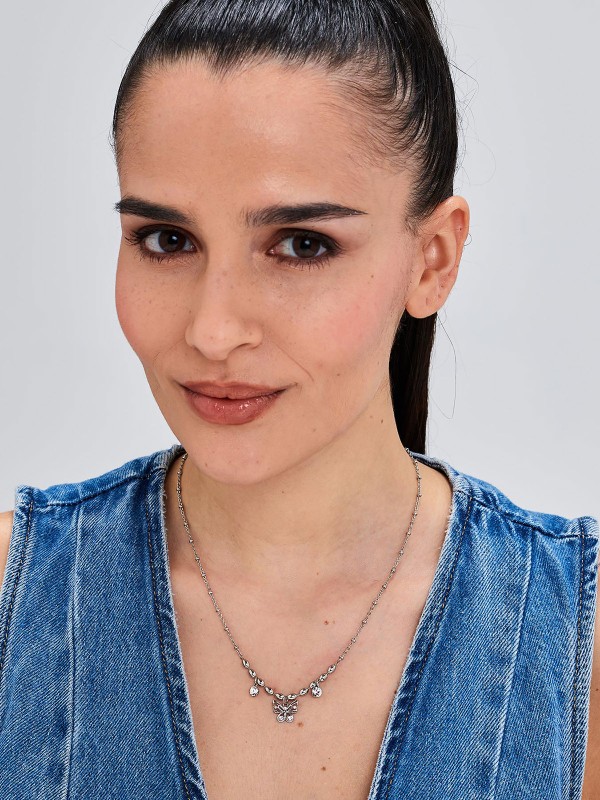 Brosway CHAKRA ogrlica u boji srebra sa priveskom leptira i dva providna cirkona odiše gracioznošću i lakoćom. Izrađena od nerđajućeg čelika, predstavlja savršen spoj ženstvenosti, elegancije i svakodnevnog luksuza.