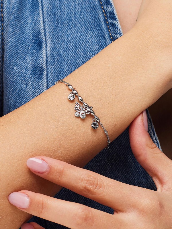 Brosway CHAKRA narukvica u boji srebra sa priveskom leptira i dva svetlucava cirkona simbolizuje slobodu i nežnost. Izrađena od nerđajućeg čelika, ova narukvica donosi eleganciju i suptilan sjaj u svaku priliku.