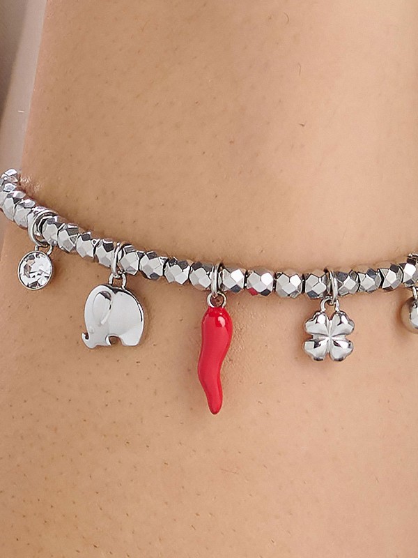 Brosway CHAKRA narukvica u boji srebra donosi simboliku sreće i zaštite kroz priveske slonče, detelinu, srećni rog sa crvenim emajlom i kristal. Elegantna narukvica od nerđajućeg čelika, savršen talisman za pozitivnu energiju i svakodnevno nošenje.