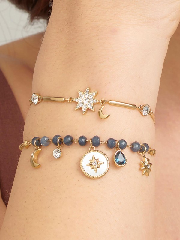 Brosway CHAKRA narukvica u boji žutog zlata kombinuje simbole zvezde, polumeseca i svetlucavih cirkona. Polu-čvrst dizajn od nerđajućeg čelika spaja eleganciju i duhovnost, čineći je savršenim dodatkom za svaki dan.