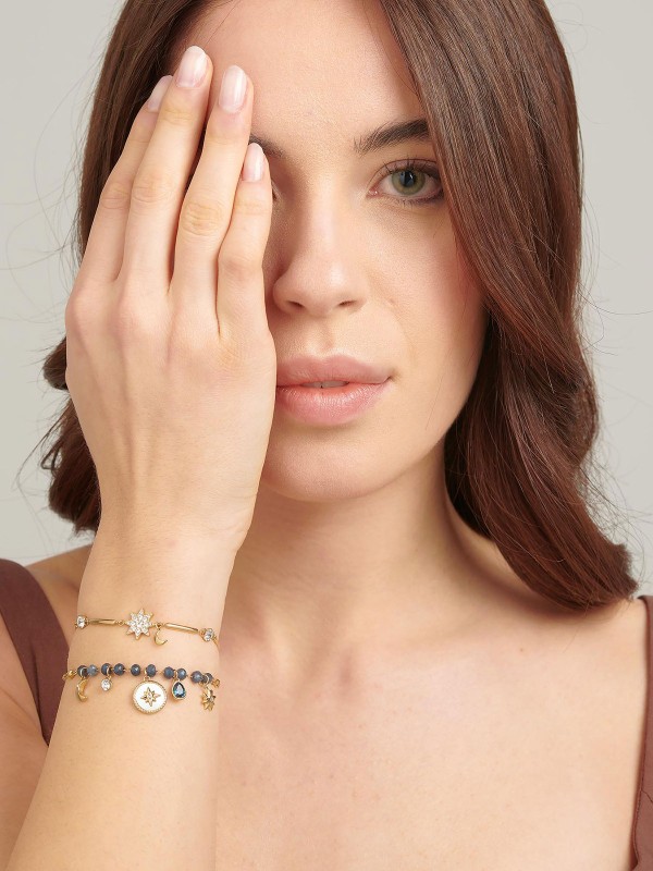 Brosway CHAKRA narukvica u boji žutog zlata kombinuje simbole zvezde, polumeseca i svetlucavih cirkona. Polu-čvrst dizajn od nerđajućeg čelika spaja eleganciju i duhovnost, čineći je savršenim dodatkom za svaki dan.