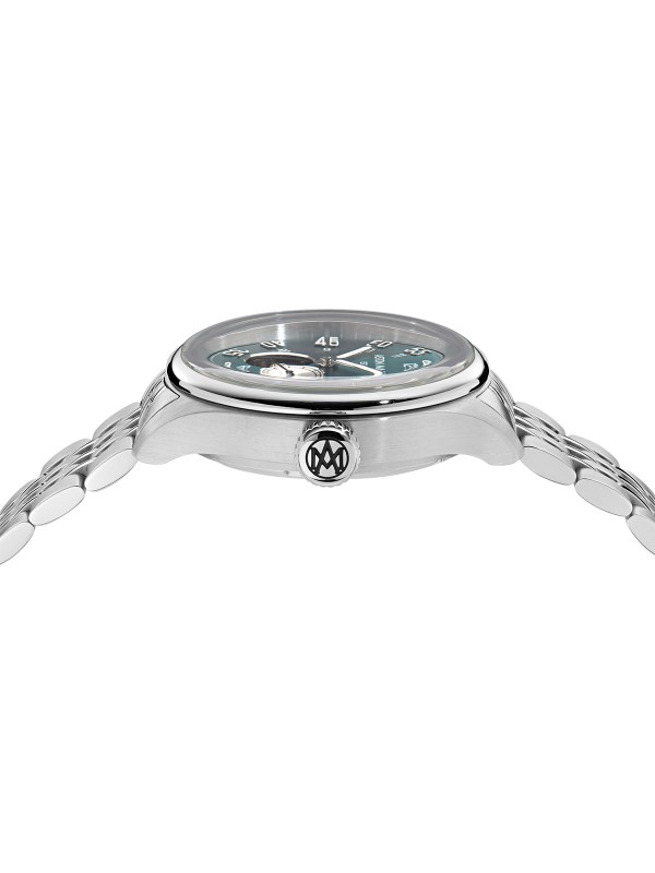 Aston Martin MTTS1F504 – automatik sat koji spaja luksuz, nasleđe i inženjersku preciznost. Kućište od nerđajućeg čelika prečnika 41mm sadrži skeleton brojčanik u podium zelenoj boji sa istorijskim logom Aston Martina iz 1913. godine. Transparentna poleđina otkriva automatski mehanizam sa rotorom u istoj nijansi, dok čelična narukvica u boji srebra donosi sofisticiran i moćan izgled. Sat za muškarce koji cene eleganciju i snagu performansi.