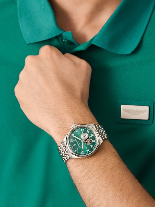 Aston Martin MTTS1F504 – automatik sat koji spaja luksuz, nasleđe i inženjersku preciznost. Kućište od nerđajućeg čelika prečnika 41mm sadrži skeleton brojčanik u podium zelenoj boji sa istorijskim logom Aston Martina iz 1913. godine. Transparentna poleđina otkriva automatski mehanizam sa rotorom u istoj nijansi, dok čelična narukvica u boji srebra donosi sofisticiran i moćan izgled. Sat za muškarce koji cene eleganciju i snagu performansi.