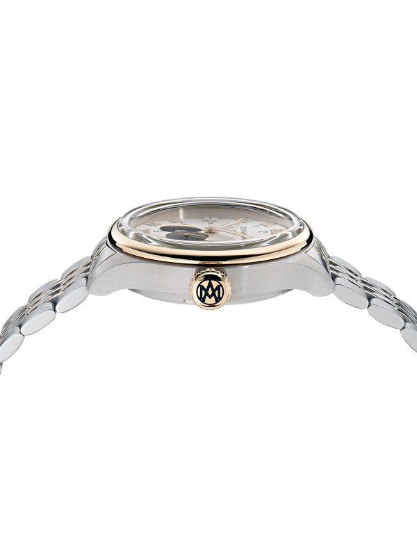 Aston Martin MTTS1F503 – elegantni automatik sat koji odražava spoj britanskog luksuza i vrhunske izrade. Kućište od nerđajućeg čelika prečnika 41mm sa skeleton srebrnim brojčanikom i istorijskim Aston Martin logom iz 1913. godine pruža bezvremenski izgled. Transparentna poleđina otkriva automatski mehanizam sa rotorom u podium zelenoj boji, dok narukvica u kombinaciji srebrne i žutog zlata donosi sofisticiran kontrast. Savršen izbor za muškarce sa stilom i stavom.