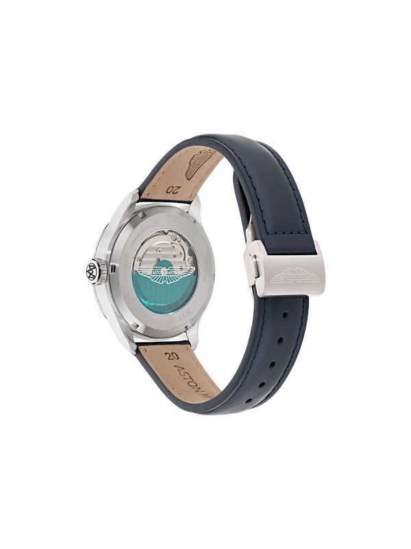 Aston Martin MTTS1F502 – luksuzni automatik sat koji kombinuje eleganciju i tehničku preciznost. Kućište od nerđajućeg čelika prečnika 41mm sadrži skeleton brojčanik u teget boji sa istorijskim logom Aston Martina iz 1913. godine. Transparentna poleđina otkriva automatski mehanizam sa rotorom u prepoznatljivoj podium zelenoj boji. Uparen sa teget kožnom narukvicom, ovaj model spaja britansku sofisticiranost i savremeni dizajn za istinske poznavaoce stila.