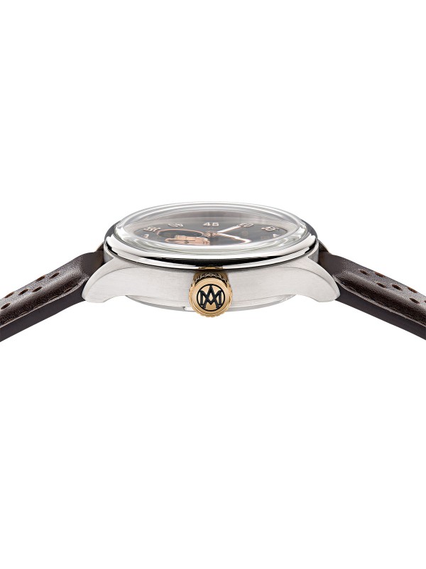 Aston Martin MTTS1F501 – automatik sat koji spaja luksuz, tradiciju i inženjersku preciznost. Kućište od nerđajućeg čelika prečnika 41mm sadrži skeleton brojčanik sa istorijskim Aston Martin logom iz 1913. godine, dok transparentna poleđina otkriva sofisticirani automatski mehanizam sa rotorom u podium zelenoj boji. Uparen sa braon kožnom narukvicom, ovaj sat odražava eleganciju i sportski duh, idealan za muškarce sa istančanim ukusom.