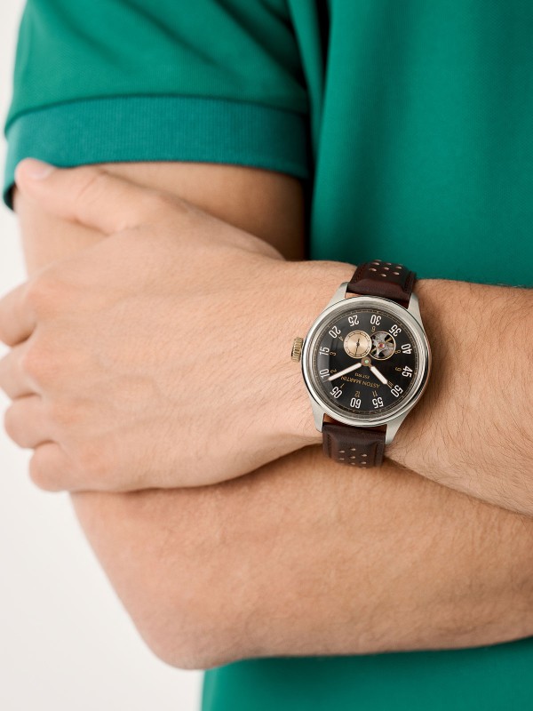 Aston Martin MTTS1F501 – automatik sat koji spaja luksuz, tradiciju i inženjersku preciznost. Kućište od nerđajućeg čelika prečnika 41mm sadrži skeleton brojčanik sa istorijskim Aston Martin logom iz 1913. godine, dok transparentna poleđina otkriva sofisticirani automatski mehanizam sa rotorom u podium zelenoj boji. Uparen sa braon kožnom narukvicom, ovaj sat odražava eleganciju i sportski duh, idealan za muškarce sa istančanim ukusom.