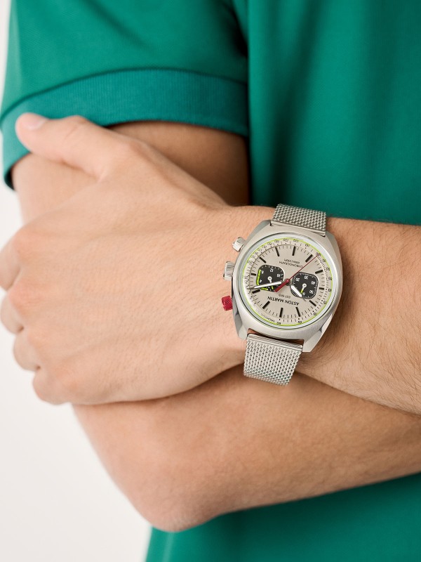 Aston Martin MTTS2F501 – luksuzni muški hronograf koji spaja eleganciju i sportski duh. Kućište od nerđajućeg čelika prečnika 43mm sa brojčanikom u boji šampanjca i crnim podbrojčanicima pruža sofisticiran izgled, dok mrežasta (mesh) narukvica od čelika donosi moderan karakter. Osvetljene kazaljke, mineralno staklo sa safirnom prevlakom i vodootpornost 100m čine ovaj sat savršenim izborom za muškarce koji traže stil i performanse u jednom.