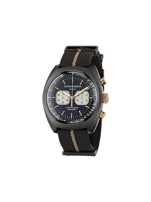 Aston Martin MTTS2F504 – moderan muški hronograf koji kombinuje sportski duh i klasično nasleđe brenda. Kućište od nerđajućeg čelika sa IP prevlakom u crnoj boji i crni brojčanik sa sivim podbrojčanicima odišu snažnim karakterom. Platnena narukvica u crnoj i kafenoj boji dodaje robustan, trkački izgled. Vodootpornost 100m, mineralno staklo sa safirnom prevlakom i osvetljene kazaljke garantuju stil i pouzdanost u svakoj situaciji.
